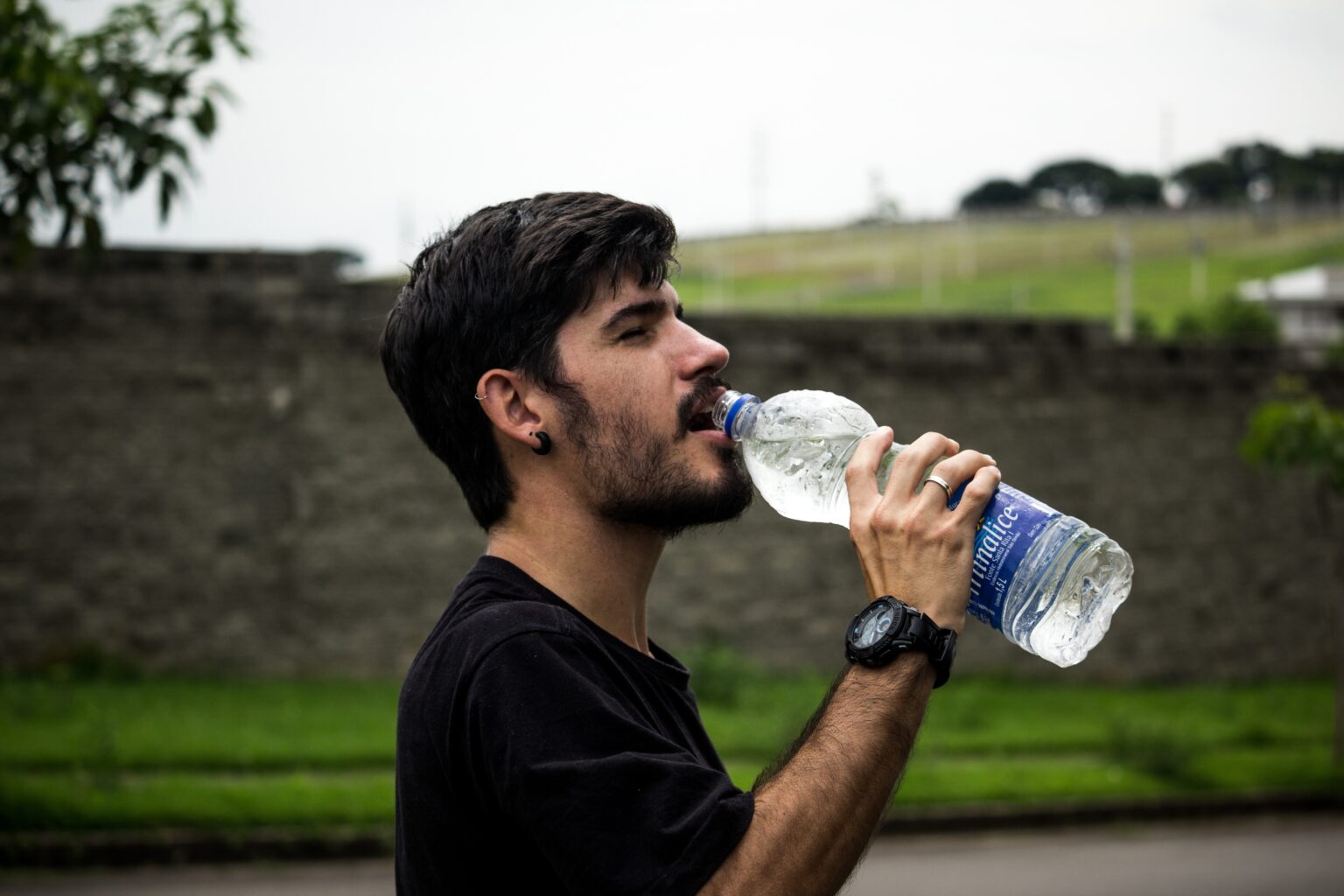 How To Carry Water While Hiking | BinocularSumo